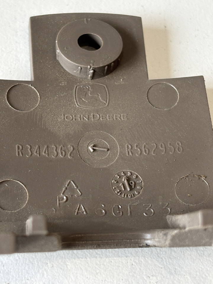 John Deere seria 6000 7000 8000 R - osłona mocowania wyświetlacza R344362 - Kabina i enterijer za Poljoprivredna mašina: slika 3 John Deere seria 6000 7000 8000 R - osłona mocowania wyświetlacza R344362 - Kabina i enterijer za Poljoprivredna mašina: slika 3