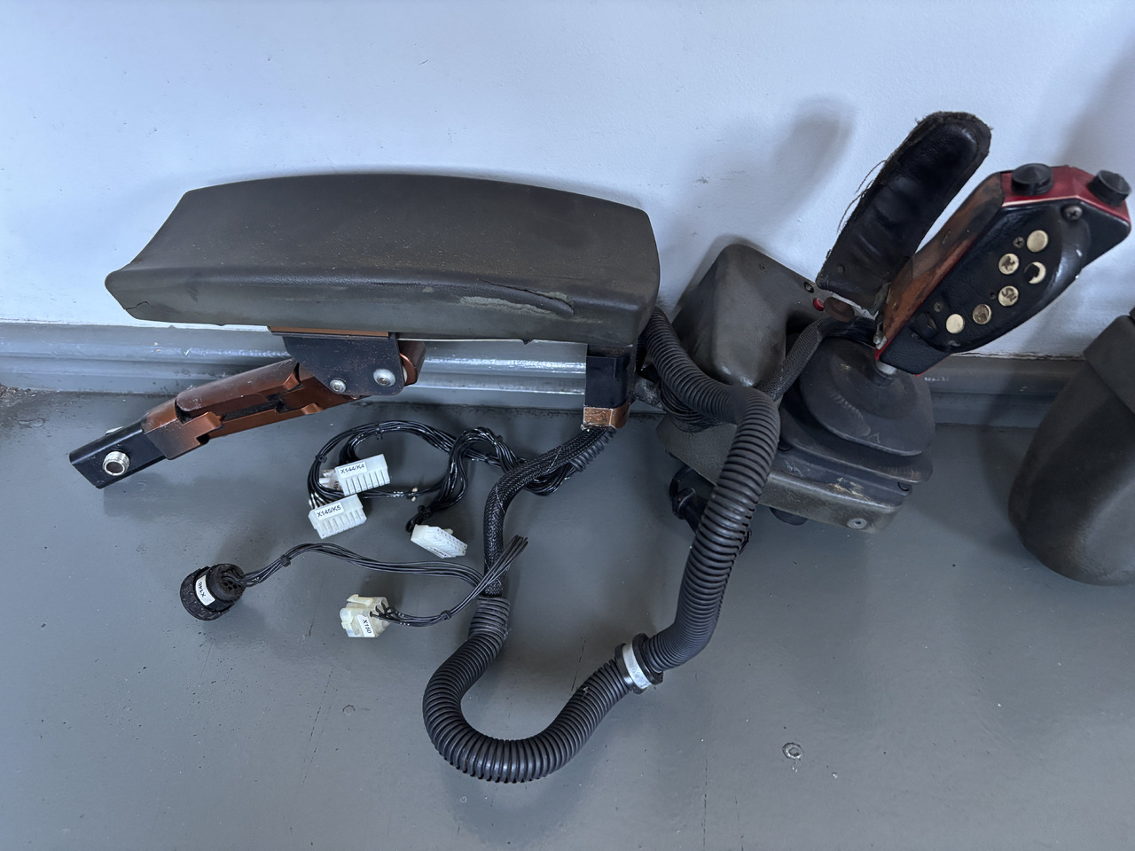 Valmet Harvester - joystick z podłokietnikiem - sterowanie - Ručica menjača za Poljoprivredna mašina: slika 3 Valmet Harvester - joystick z podłokietnikiem - sterowanie - Ručica menjača za Poljoprivredna mašina: slika 3