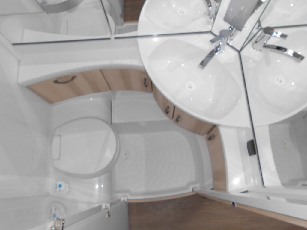 Kamp prikolica novi Hobby De Luxe 515 UHL 2025 2000kg. AUTARK AMBIENTE: slika 27