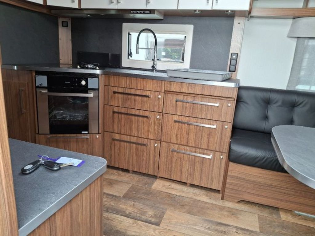 Polar 730 QA 30% RABATT LUXUS KLIMA AKTION - Kamp prikolica: slika 5 Polar 730 QA 30% RABATT LUXUS KLIMA AKTION - Kamp prikolica: slika 5