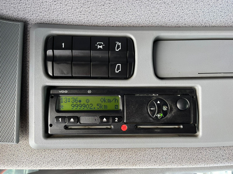 Kamion sa golom šasijom i zatvorenom kabinom, Kamion sa dizalicom Mercedes-Benz Actros 2536 6x2*4 PK18002 / BOX L=6965 mm: slika 19