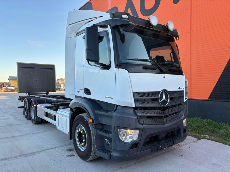 Mercedes-Benz Antos 2545 6x2 RETARDER / CHASSIS L=7812 mm - Kamion za prevoz kontejnera/ Kamion sa promenjivim sandukom: slika 4 Mercedes-Benz Antos 2545 6x2 RETARDER / CHASSIS L=7812 mm - Kamion za prevoz kontejnera/ Kamion sa promenjivim sandukom: slika 4