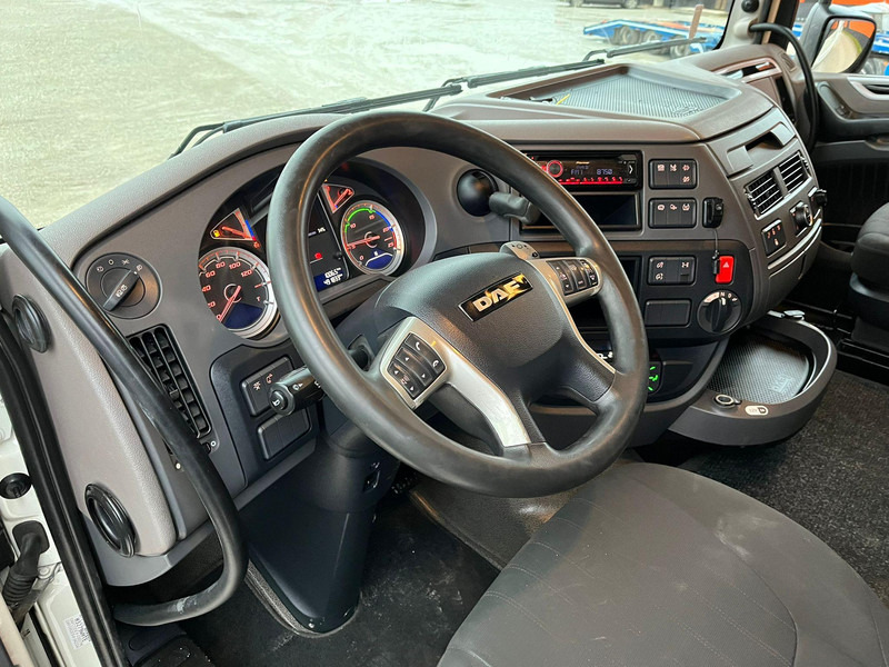 Interior photo 1: DAF XF 480 4x2 SPACE CAB DAF XF 480 4x2 SPACE CAB