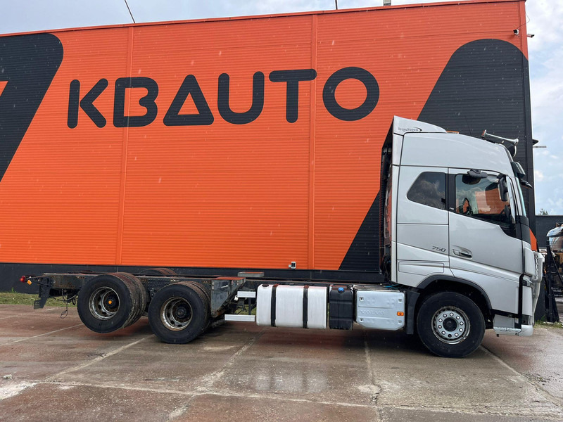 Volvo FH 750 6x4 CHASSIS L=6970 / RETARDER / PTO / TANDEM AXLE LIFT - Kamion sa golom šasijom i zatvorenom kabinom: slika 4 Volvo FH 750 6x4 CHASSIS L=6970 / RETARDER / PTO / TANDEM AXLE LIFT - Kamion sa golom šasijom i zatvorenom kabinom: slika 4