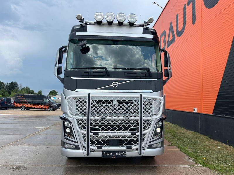 Volvo FH 750 6x4 CHASSIS L=6970 / RETARDER / PTO / TANDEM AXLE LIFT - Kamion sa golom šasijom i zatvorenom kabinom: slika 2 Volvo FH 750 6x4 CHASSIS L=6970 / RETARDER / PTO / TANDEM AXLE LIFT - Kamion sa golom šasijom i zatvorenom kabinom: slika 2