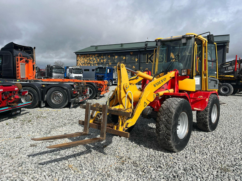 Volvo L 30 B-Z/X 4x4 AC / QUICK COUPLER / BUCKET + FORKS - Utovarivač točkaš: slika 2 Volvo L 30 B-Z/X 4x4 AC / QUICK COUPLER / BUCKET + FORKS - Utovarivač točkaš: slika 2