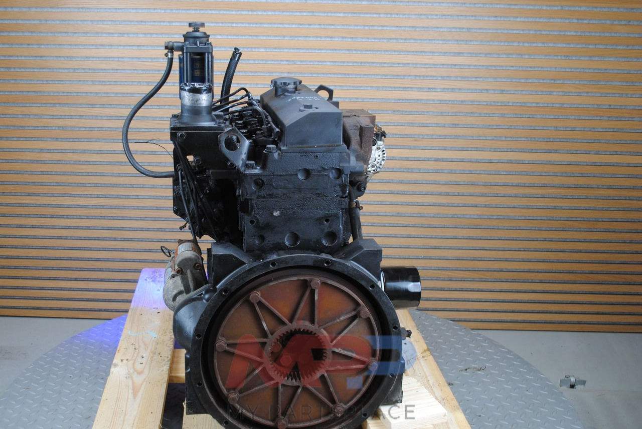 Komatsu 4D95 - Motor: slika 4 Komatsu 4D95 - Motor: slika 4