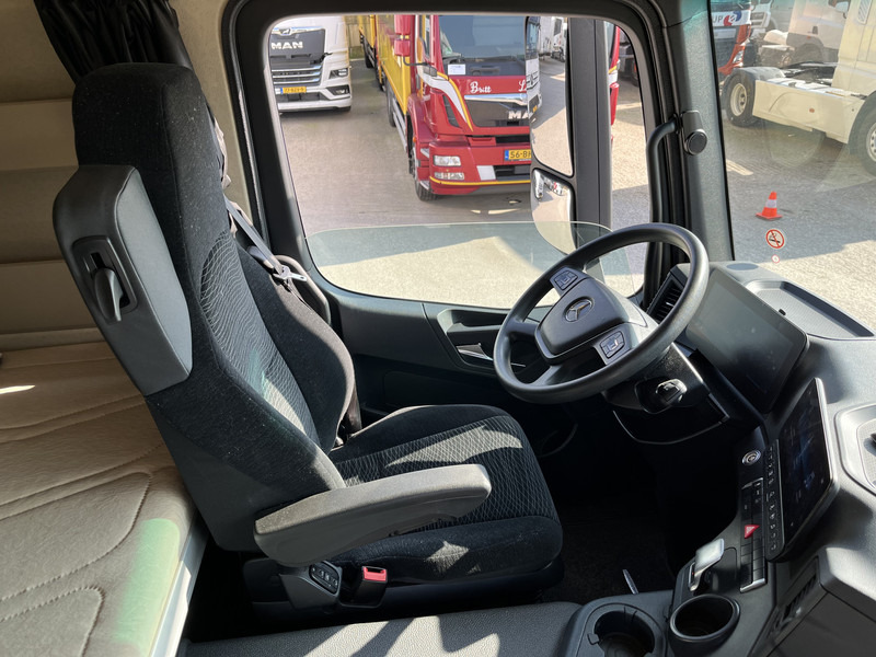 Mercedes-Benz Actros 2124 / 2023 / 18 Ton / Box / Laadklep - Kamion sa zatvorenim sandukom: slika 3 Mercedes-Benz Actros 2124 / 2023 / 18 Ton / Box / Laadklep - Kamion sa zatvorenim sandukom: slika 3