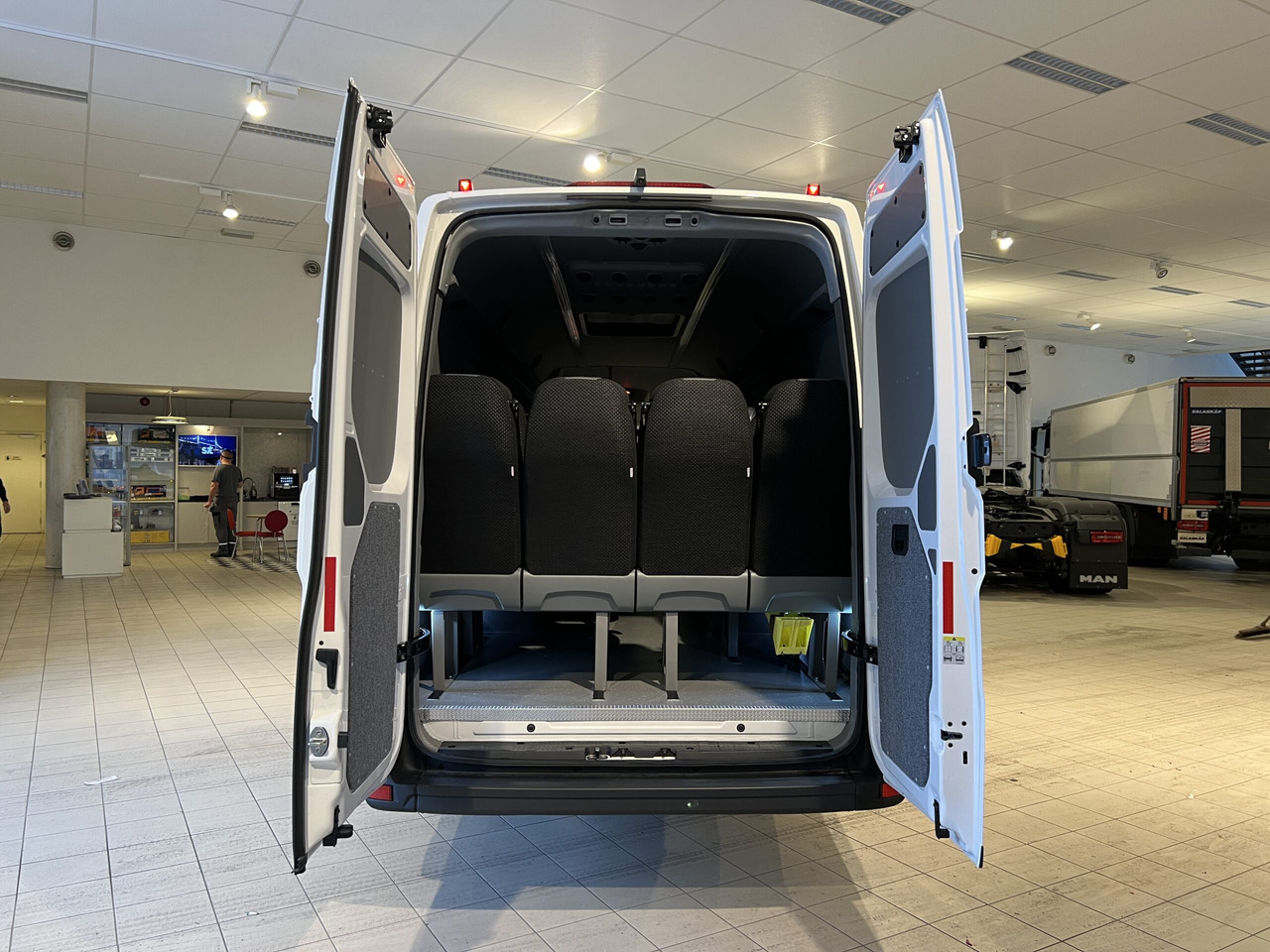 Minibus, Putnički kombi MAN TGE 6.160 Intercity: slika 8