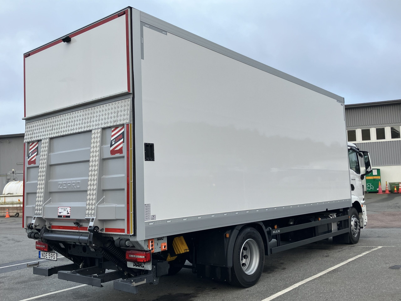 TGM 18.290 4×2 LL 18-ppl ÖBS - Kamion sa zatvorenim sandukom: slika 4 TGM 18.290 4×2 LL 18-ppl ÖBS - Kamion sa zatvorenim sandukom: slika 4