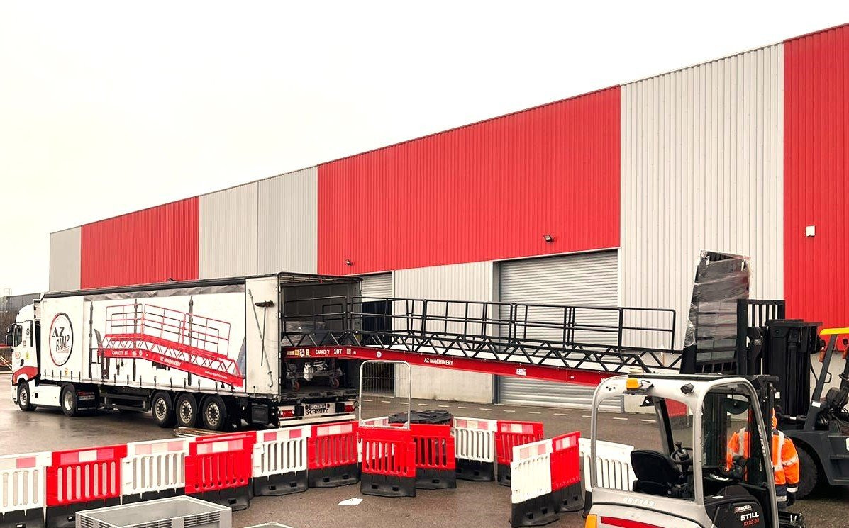 **RENTAL** Loading Ramp with with hydraulic tilting bridge - AZ RAMP - STAR- 8T. 8 ton capacity - Utovarna rampa: slika 3 **RENTAL** Loading Ramp with with hydraulic tilting bridge - AZ RAMP - STAR- 8T. 8 ton capacity - Utovarna rampa: slika 3