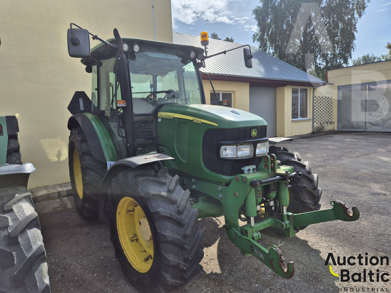 John Deere 5820 - Traktor: slika 1 John Deere 5820 - Traktor: slika 1