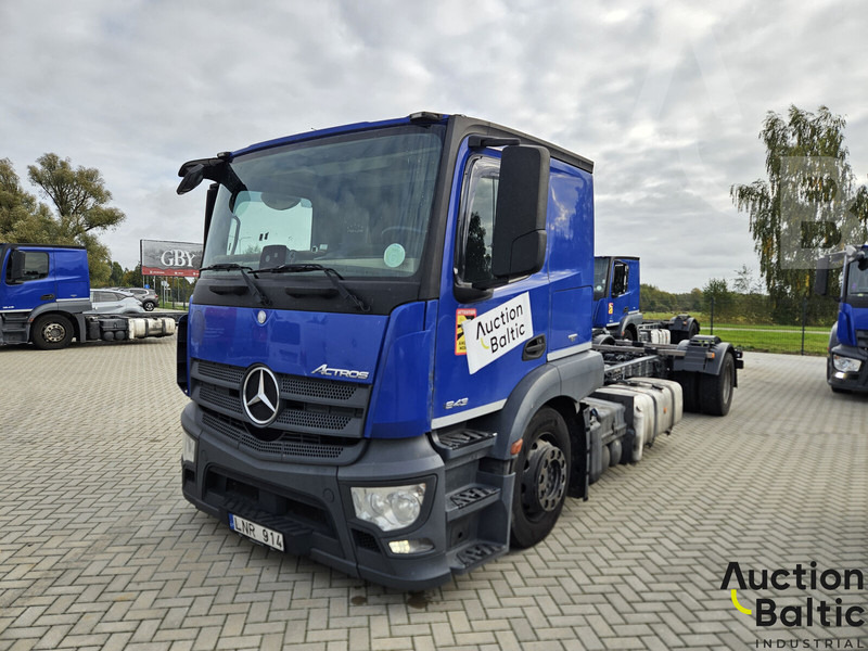 Mercedes-Benz Actros 1843 - Kamion sa golom šasijom i zatvorenom kabinom: slika 2 Mercedes-Benz Actros 1843 - Kamion sa golom šasijom i zatvorenom kabinom: slika 2