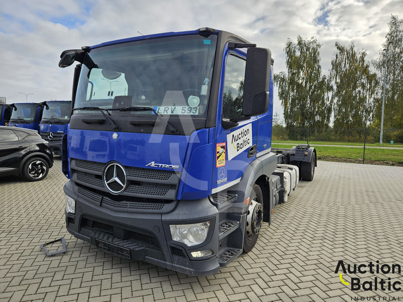 Mercedes-Benz Actros 1843 - Kamion sa golom šasijom i zatvorenom kabinom: slika 1 Mercedes-Benz Actros 1843 - Kamion sa golom šasijom i zatvorenom kabinom: slika 1