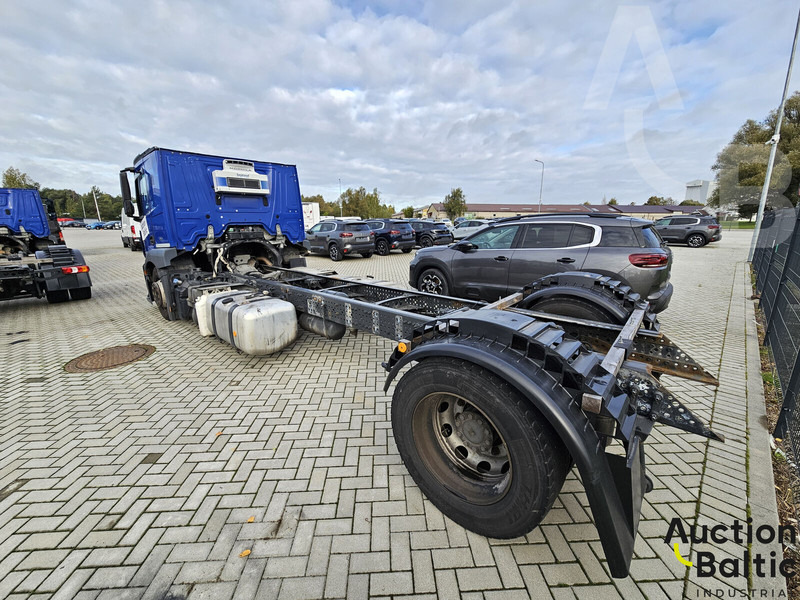 Mercedes-Benz Actros 1843 - Kamion sa golom šasijom i zatvorenom kabinom: slika 4 Mercedes-Benz Actros 1843 - Kamion sa golom šasijom i zatvorenom kabinom: slika 4