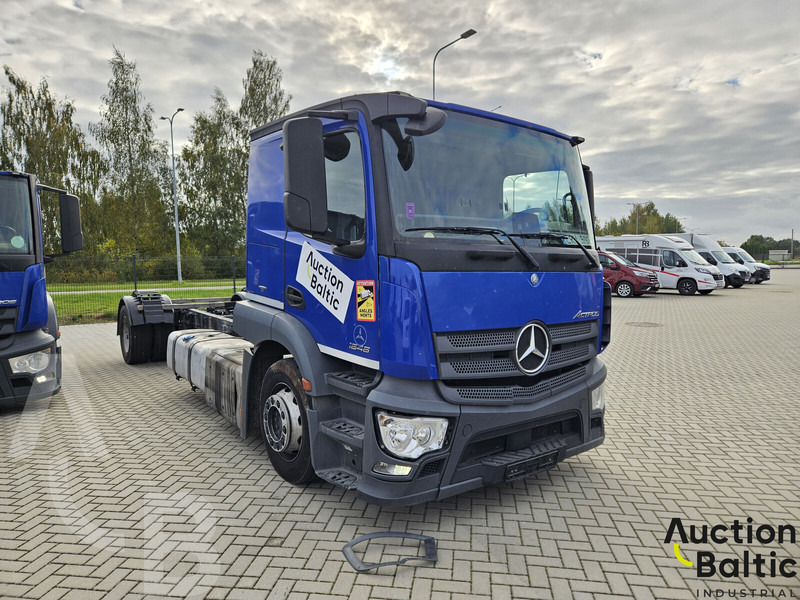 Mercedes-Benz Actros 1843 - Kamion sa golom šasijom i zatvorenom kabinom: slika 2 Mercedes-Benz Actros 1843 - Kamion sa golom šasijom i zatvorenom kabinom: slika 2