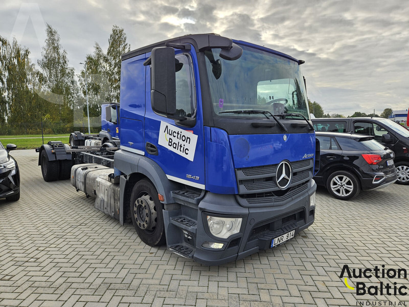 Mercedes-Benz Actros 1843 - Kamion sa golom šasijom i zatvorenom kabinom: slika 1 Mercedes-Benz Actros 1843 - Kamion sa golom šasijom i zatvorenom kabinom: slika 1
