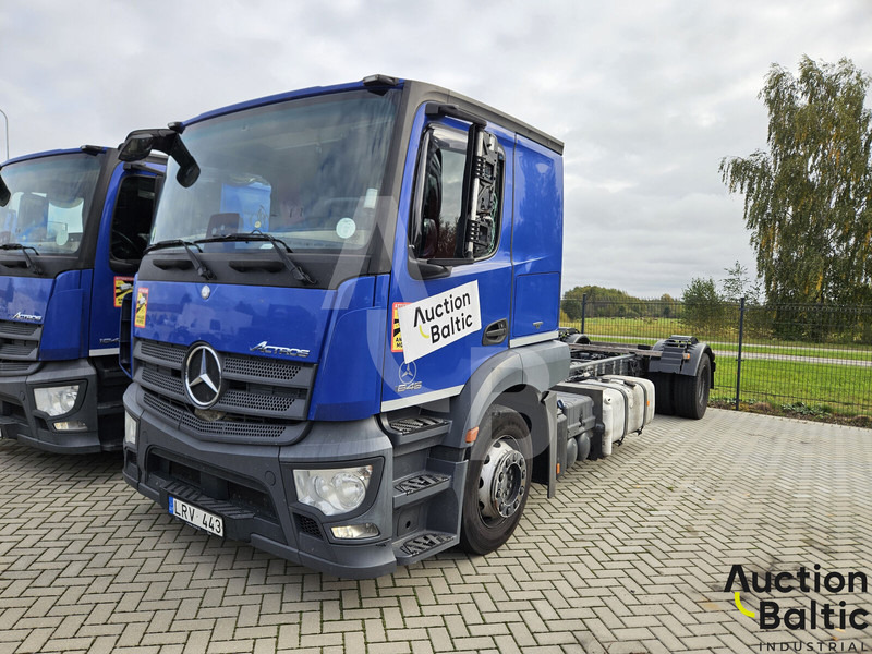 Mercedes-Benz Actros 1843 - Kamion sa golom šasijom i zatvorenom kabinom: slika 1 Mercedes-Benz Actros 1843 - Kamion sa golom šasijom i zatvorenom kabinom: slika 1