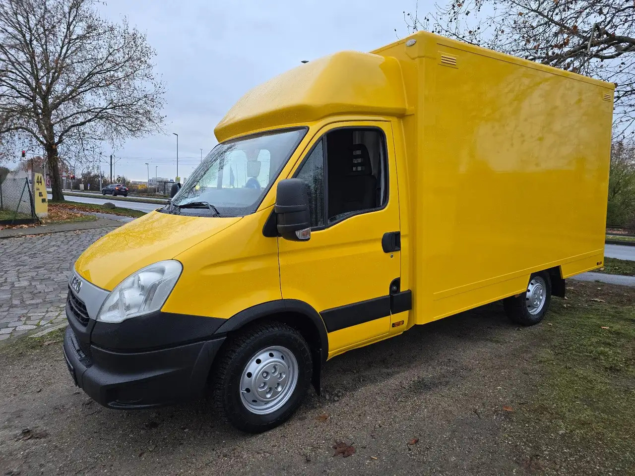 Iveco Daily/ Regalsystem/Luftfeder/KURZ/1. Hand - Dostavno vozilo sa zatvorenim sandukom: slika 3 Iveco Daily/ Regalsystem/Luftfeder/KURZ/1. Hand - Dostavno vozilo sa zatvorenim sandukom: slika 3
