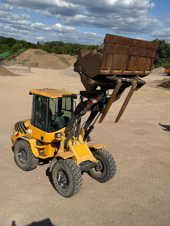 Volvo L 30 B-Z/K incl. 3-1shovel and fork - Utovarivač točkaš: slika 2 Volvo L 30 B-Z/K incl. 3-1shovel and fork - Utovarivač točkaš: slika 2
