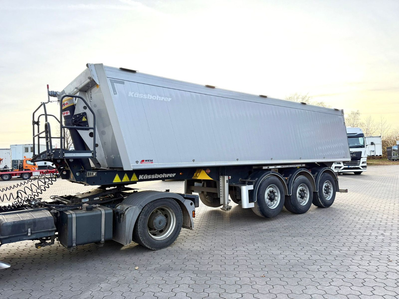 Kässbohrer K.SKA Aluminium Kipper 30m³ Top Zustand - Poluprikolica istovarivača: slika 3 Kässbohrer K.SKA Aluminium Kipper 30m³ Top Zustand - Poluprikolica istovarivača: slika 3