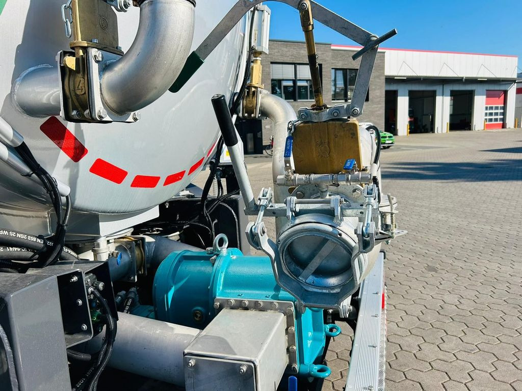 Kässbohrer Tankauflieger K.STN L 30 Kässbohrer Tankauflieger K.STN L 30 - Poluprikolica cisterna: slika 5 Kässbohrer Tankauflieger K.STN L 30 Kässbohrer Tankauflieger K.STN L 30 - Poluprikolica cisterna: slika 5