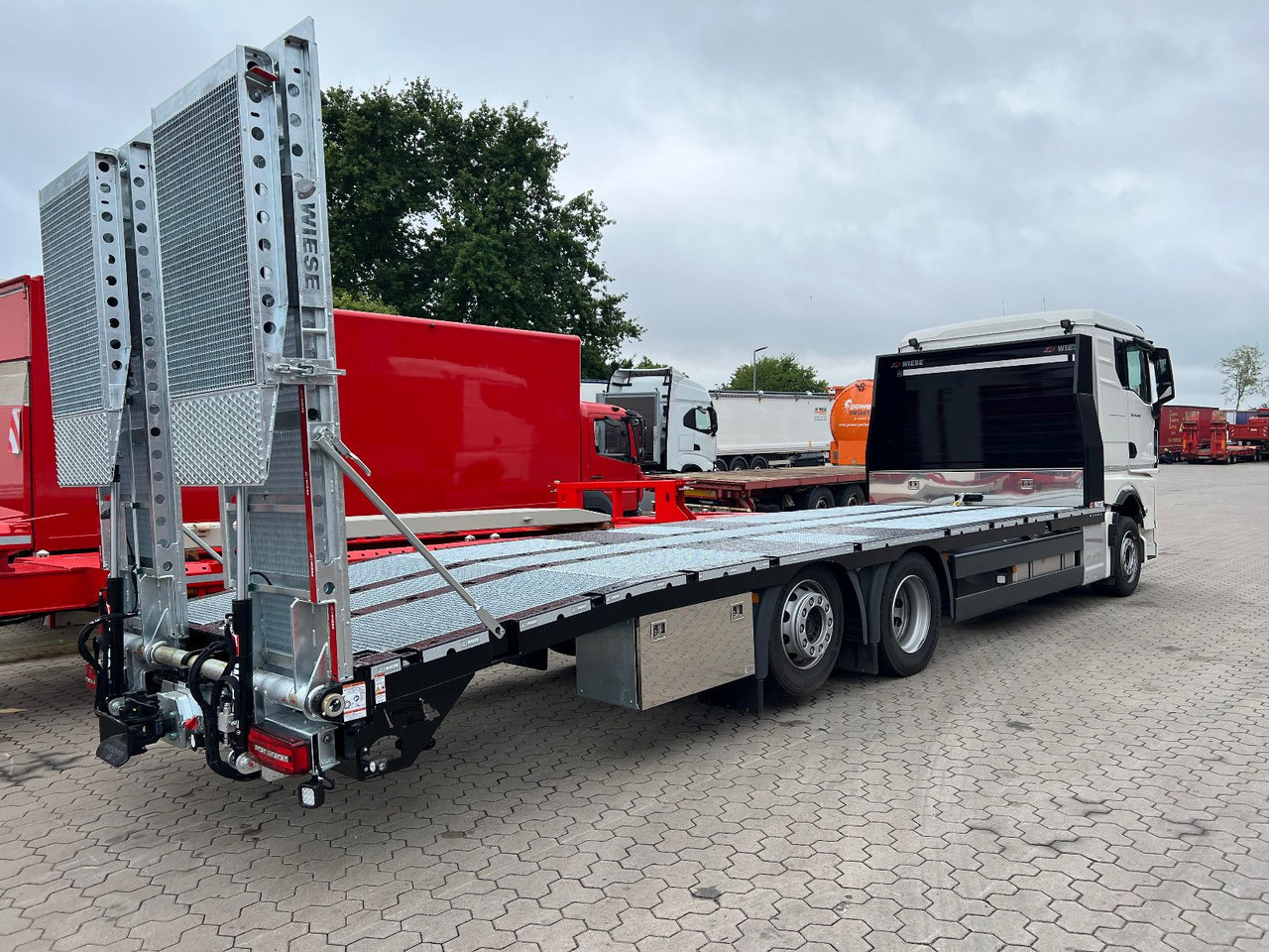 MAN Baumaschinen- Arbeitsbühnentransporter Rampen - Šlep vozilo: slika 2 MAN Baumaschinen- Arbeitsbühnentransporter Rampen - Šlep vozilo: slika 2