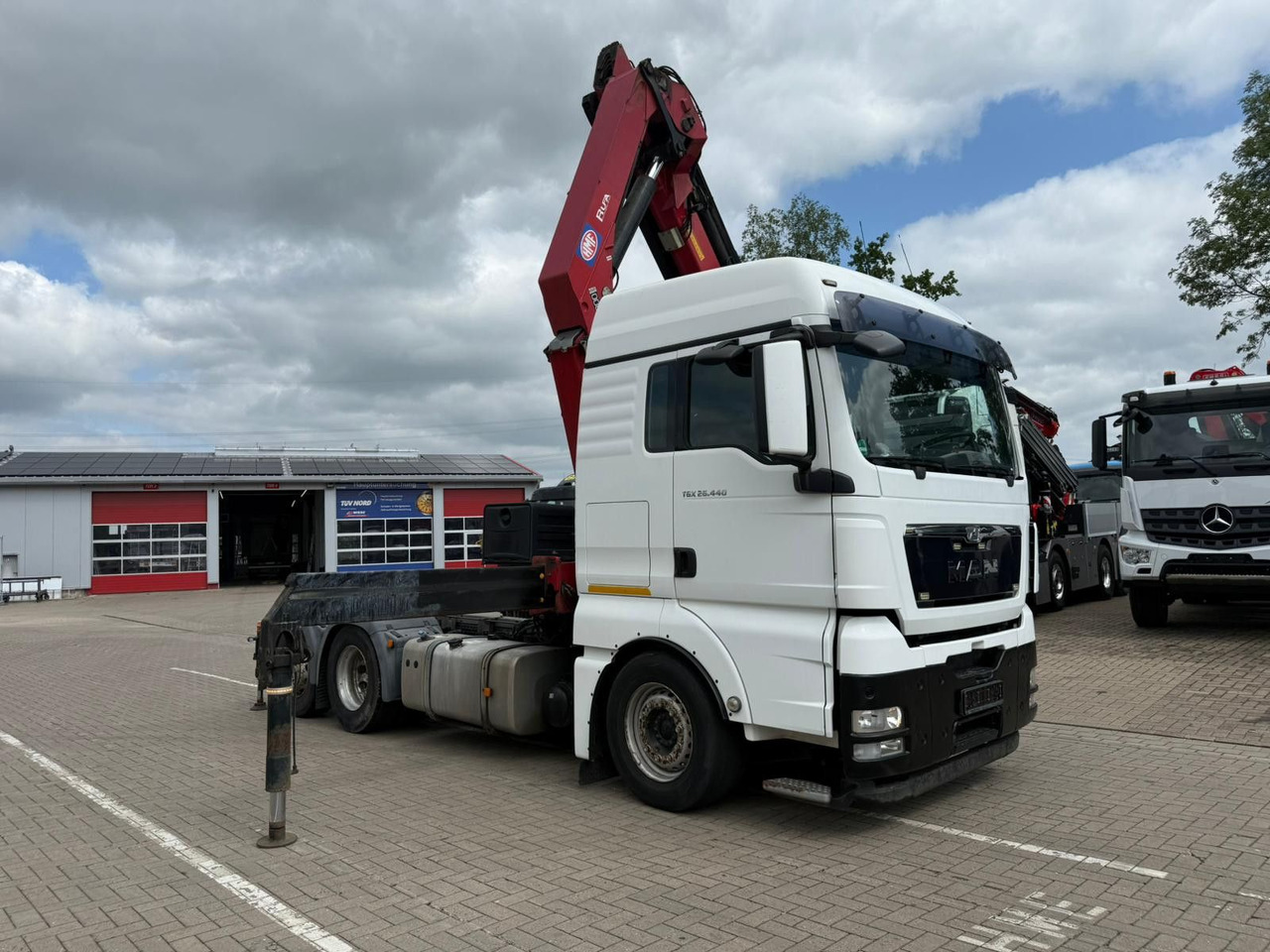 MAN TGX 26.440 6x2 mit HMF 3000-5 Kran TÜV NEU - Kamion sa dizalicom: slika 2 MAN TGX 26.440 6x2 mit HMF 3000-5 Kran TÜV NEU - Kamion sa dizalicom: slika 2