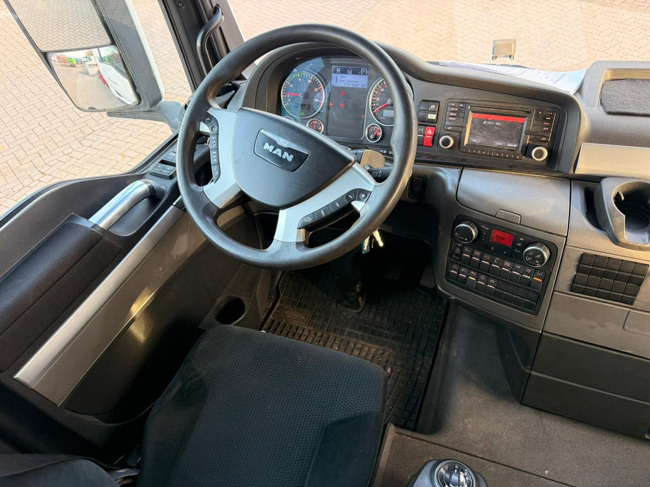 MAN TGX 26.440 6x2 mit HMF 3000-5 Kran Top Zustand MAN TGX 26.440 6x2 mit HMF 3000-5 Kran Top Zustand: slika 10 MAN TGX 26.440 6x2 mit HMF 3000-5 Kran Top Zustand MAN TGX 26.440 6x2 mit HMF 3000-5 Kran Top Zustand: slika 10