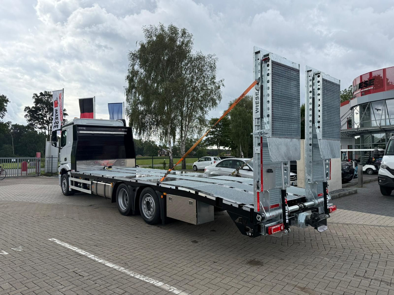 Mercedes-Benz Actros mit Rampen, Maschinentransporter - Kamion sa tovarnim sandukom: slika 4 Mercedes-Benz Actros mit Rampen, Maschinentransporter - Kamion sa tovarnim sandukom: slika 4