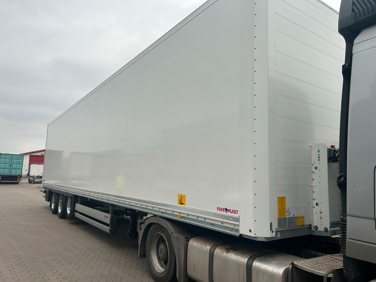 Schmitz Cargobull Mega Koffer - Trockenfrachter FERROPLAST - Poluprikolica sa zatvorenim sandukom: slika 3 Schmitz Cargobull Mega Koffer - Trockenfrachter FERROPLAST - Poluprikolica sa zatvorenim sandukom: slika 3