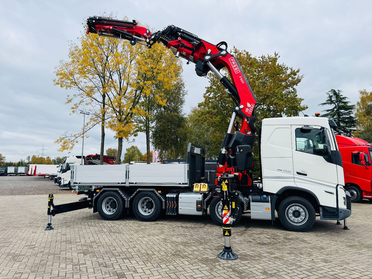 Volvo FH 500 8x4 Kran F820 RA2.27 Jib & Winde Sofort - Tegljač: slika 2 Volvo FH 500 8x4 Kran F820 RA2.27 Jib & Winde Sofort - Tegljač: slika 2