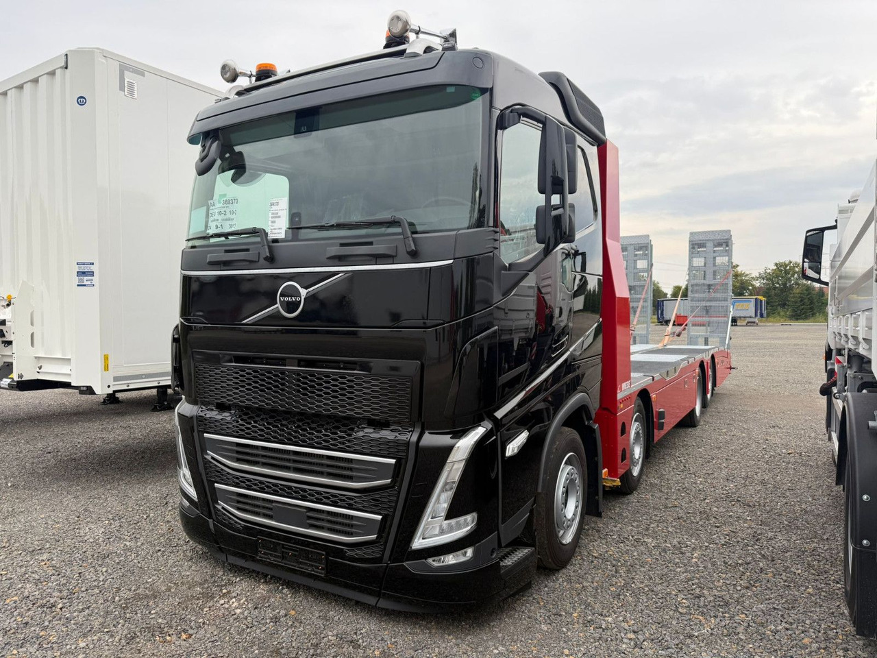 Volvo Arbeitsbühnen Baumaschinentransporter mit Rampen - Šlep vozilo: slika 2 Volvo Arbeitsbühnen Baumaschinentransporter mit Rampen - Šlep vozilo: slika 2