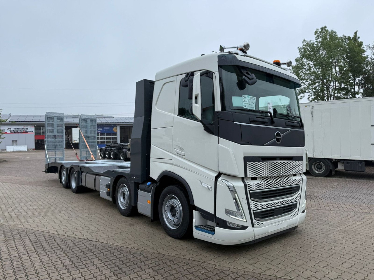 Volvo Arbeitsbühnen Baumaschinentransporter mit Rampen - Kamion za prevoz automobila: slika 2 Volvo Arbeitsbühnen Baumaschinentransporter mit Rampen - Kamion za prevoz automobila: slika 2