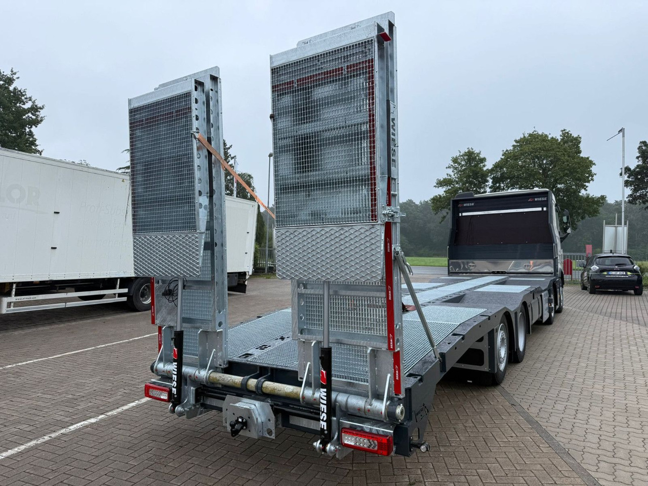 Volvo Arbeitsbühnen Baumaschinentransporter mit Rampen - Šlep vozilo: slika 3 Volvo Arbeitsbühnen Baumaschinentransporter mit Rampen - Šlep vozilo: slika 3