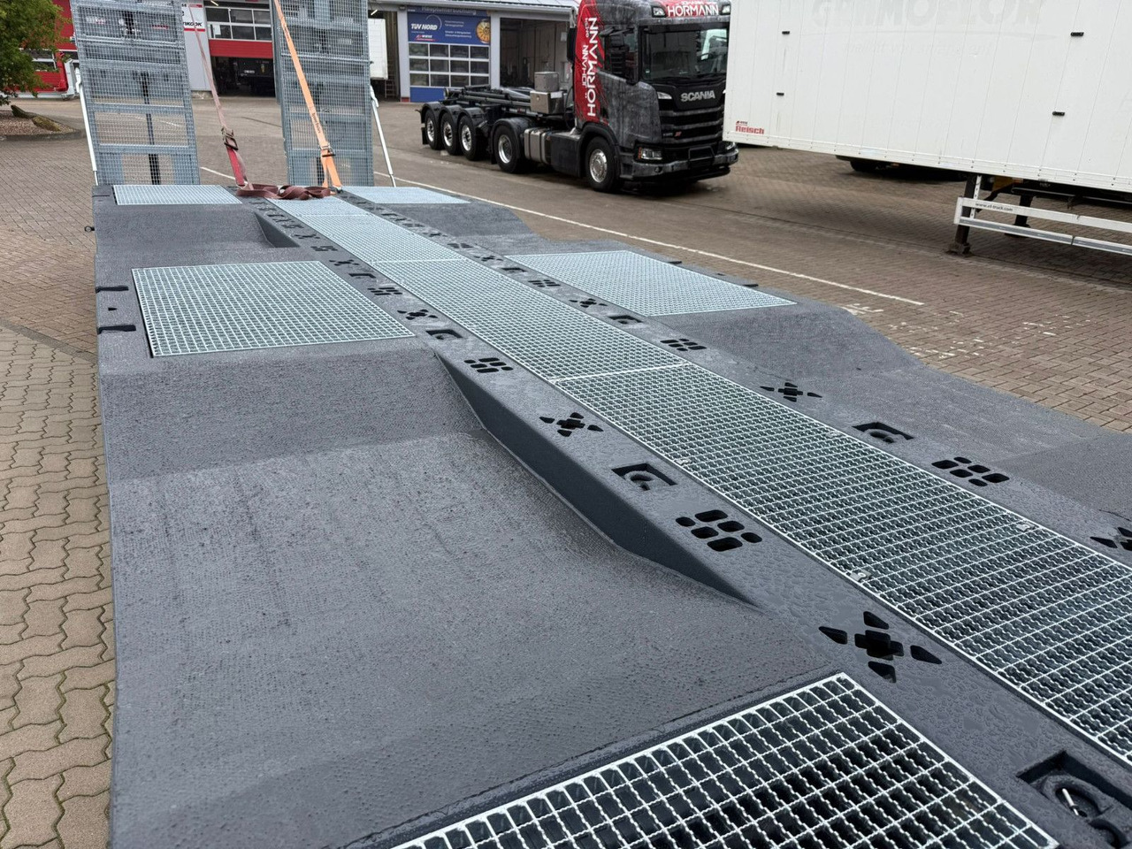 Volvo Arbeitsbühnen Baumaschinentransporter mit Rampen - Kamion za prevoz automobila: slika 4 Volvo Arbeitsbühnen Baumaschinentransporter mit Rampen - Kamion za prevoz automobila: slika 4