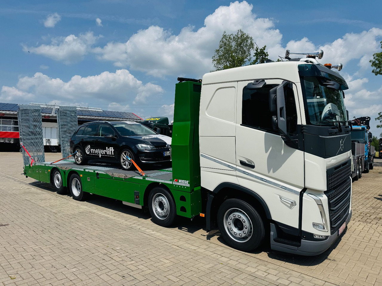 Volvo Arbeitsbühnen Baumaschinentransporter mit Rampen - Kamion sa tovarnim sandukom: slika 1 Volvo Arbeitsbühnen Baumaschinentransporter mit Rampen - Kamion sa tovarnim sandukom: slika 1