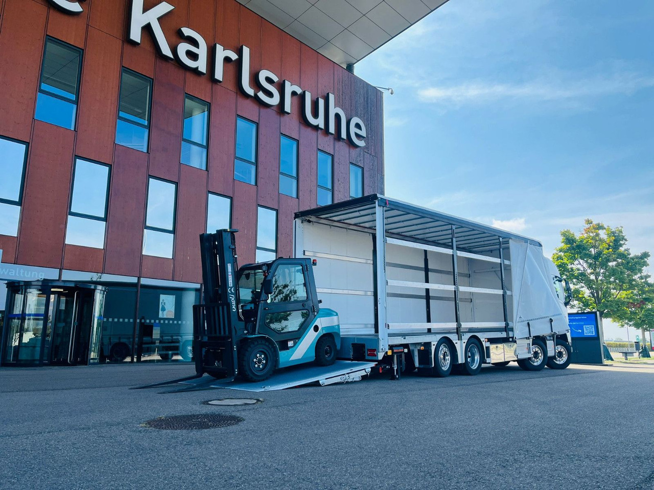 Volvo FH 500 Gabelstaplertransporter LBW 9t Dhollandia - Šlep vozilo: slika 1 Volvo FH 500 Gabelstaplertransporter LBW 9t Dhollandia - Šlep vozilo: slika 1