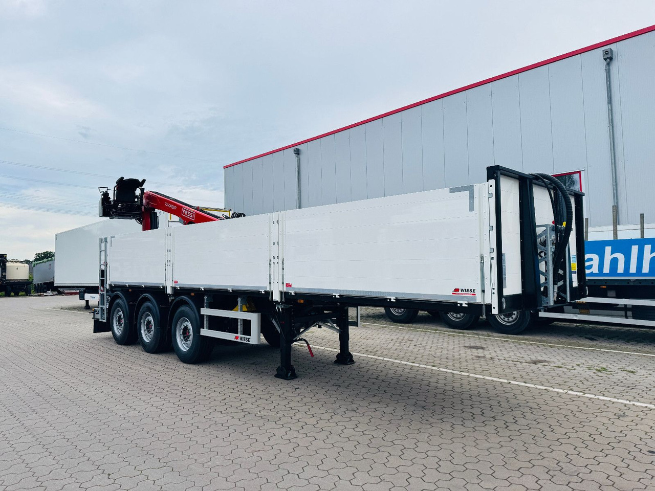 Wiese Baustoffauflieger - Heckkran Kran Fassi - Plato poluprikolica: slika 2 Wiese Baustoffauflieger - Heckkran Kran Fassi - Plato poluprikolica: slika 2