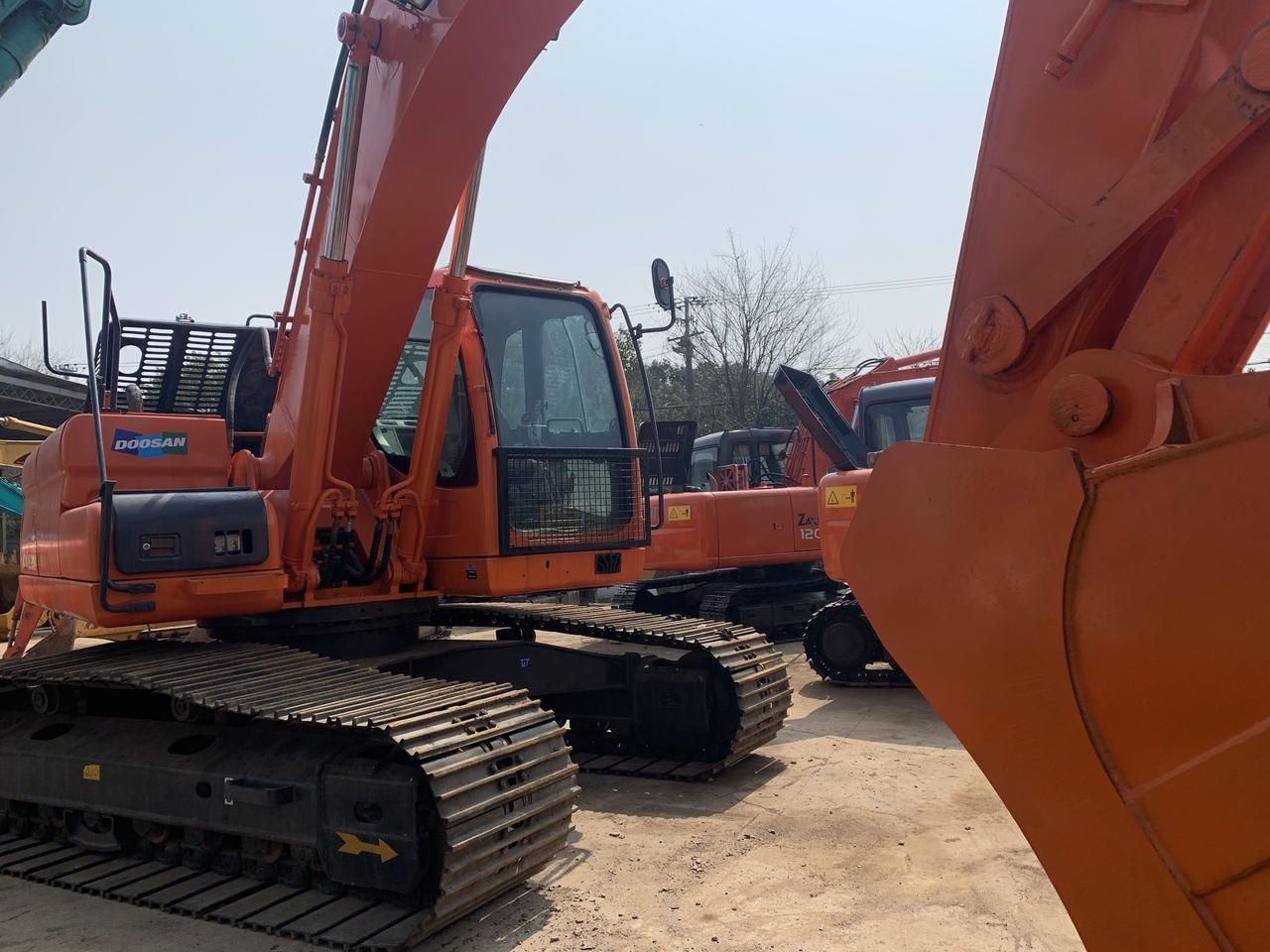 DOOSAN DX225LC-excavator - Bager guseničar: slika 2 DOOSAN DX225LC-excavator - Bager guseničar: slika 2