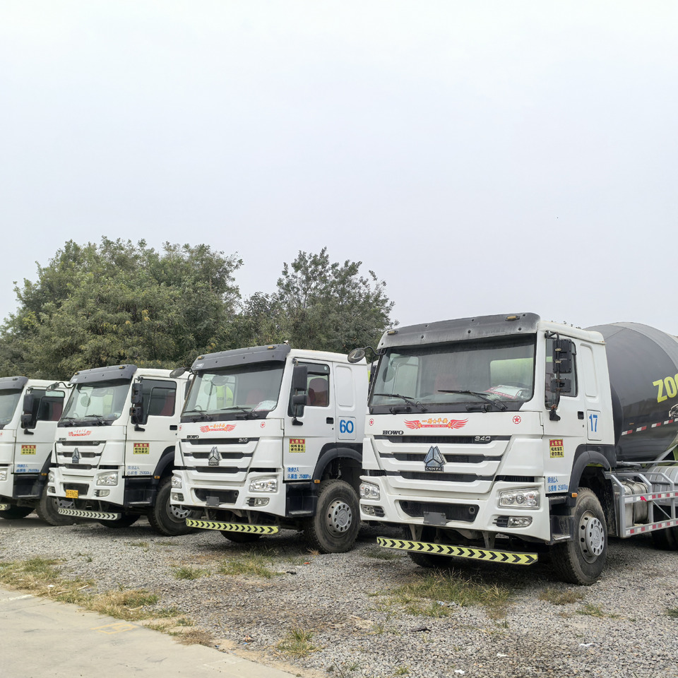 SINOTRUK Howo 6x4 mixer pump truck - Kamion: slika 3 SINOTRUK Howo 6x4 mixer pump truck - Kamion: slika 3