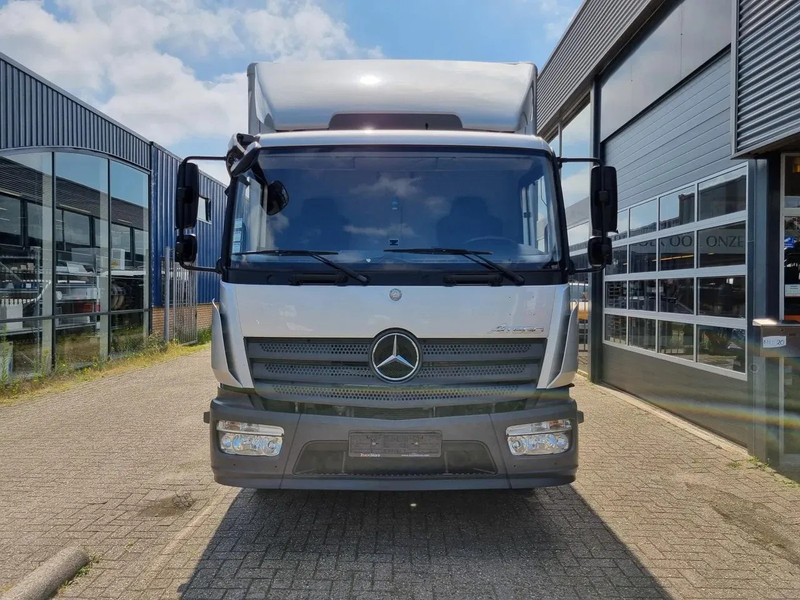 Mercedes-Benz Atego 1218 Koffer/ Ladebordwand/ Airco/ Grau Metallic - Kamion sa zatvorenim sandukom: slika 4 Mercedes-Benz Atego 1218 Koffer/ Ladebordwand/ Airco/ Grau Metallic - Kamion sa zatvorenim sandukom: slika 4
