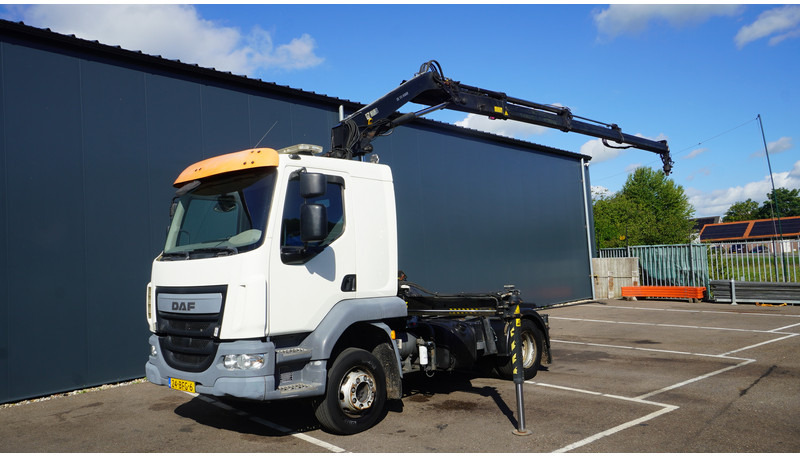 DAF LF 220 WITH HIAB XS111 HI DUO CRANE 238.000KM - Tegljač: slika 2 DAF LF 220 WITH HIAB XS111 HI DUO CRANE 238.000KM - Tegljač: slika 2