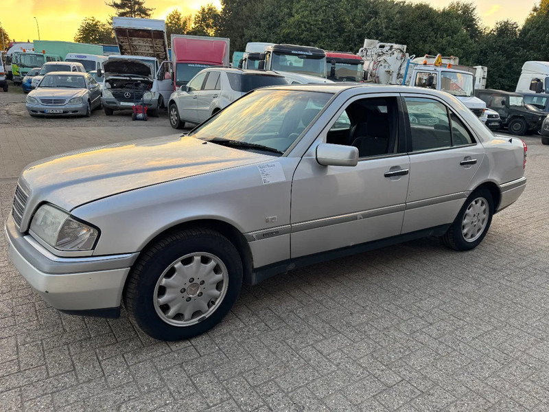 Mercedes-Benz C-Klasse **C180-PETROL-AC** - Limuzina: slika 1 Mercedes-Benz C-Klasse **C180-PETROL-AC** - Limuzina: slika 1