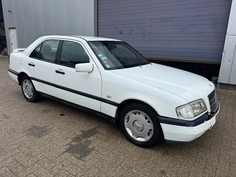 Mercedes-Benz C-Klasse **C250DIESEL** - Limuzina: slika 3 Mercedes-Benz C-Klasse **C250DIESEL** - Limuzina: slika 3
