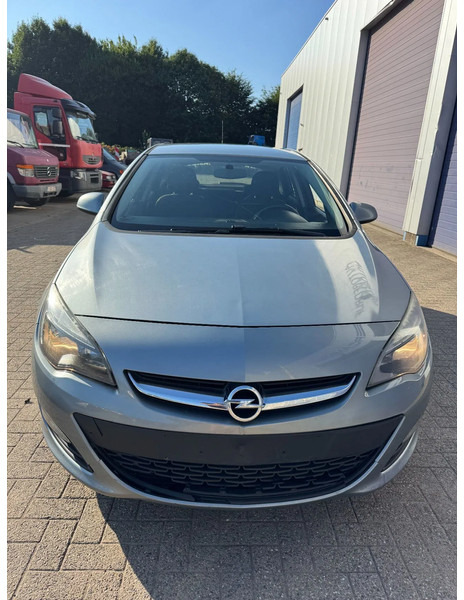Opel Astra **EURO5-AIRCO** - Limuzina: slika 2 Opel Astra **EURO5-AIRCO** - Limuzina: slika 2