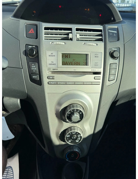 Hečbek Toyota Yaris **PETROL-ESSENCE-AC**: slika 10