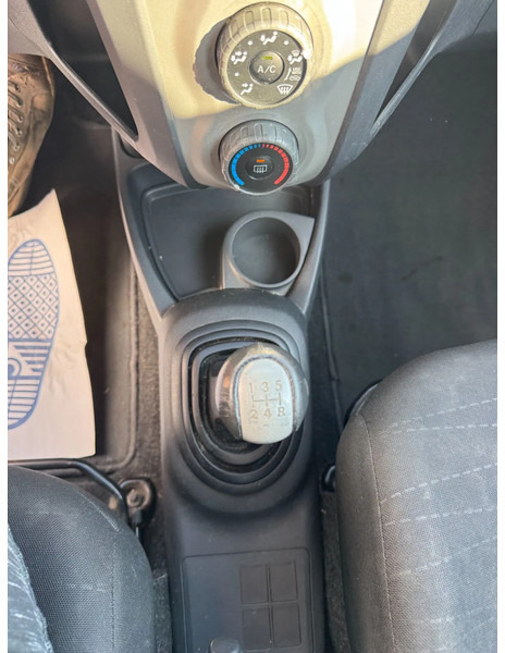 Hečbek Toyota Yaris **PETROL-ESSENCE-AC**: slika 11