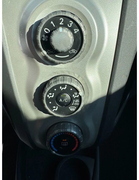 Hečbek Toyota Yaris **PETROL-ESSENCE-AC**: slika 12