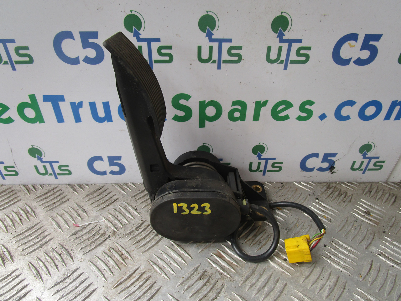MERCEDES ATEGO ACCELERATOR PEDAL P/NO A9703000304 - Kabina i enterijer za Kamion: slika 1 MERCEDES ATEGO ACCELERATOR PEDAL P/NO A9703000304 - Kabina i enterijer za Kamion: slika 1